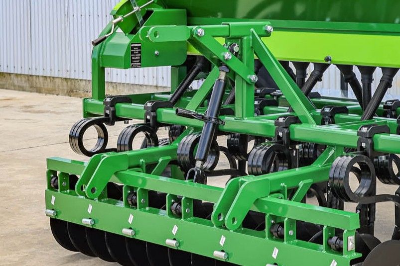 GrassFarmer® strengthened toplink designed for reliable three point linkage connection to the tractor