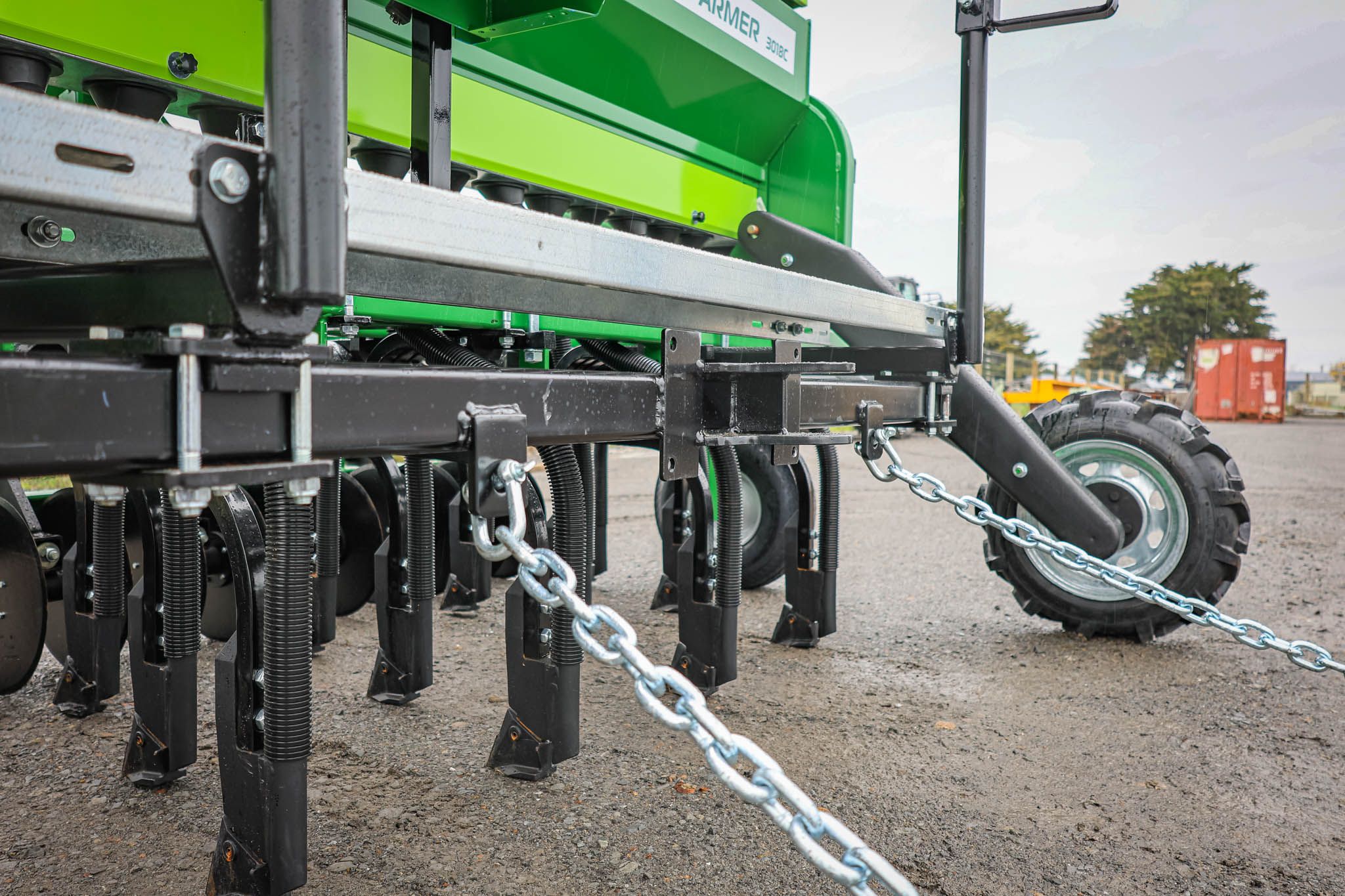 The rear hitch on the GrassFarmer tread board allows you to easily tow rollers etc behind the seed drill.